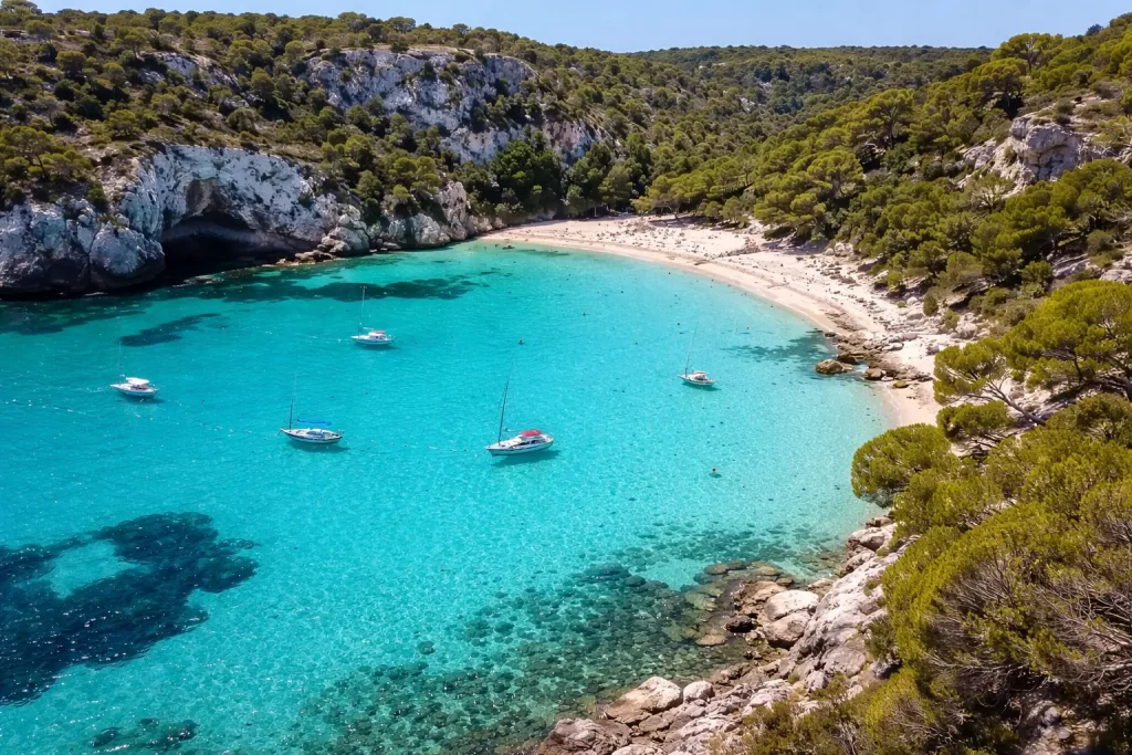 Een rustige, turquoise baai in Spanje, ver weg van de drukte.